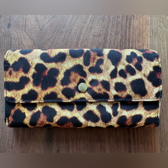 Herschel cheetah print wallet 🐆 - Picture 3 of 7